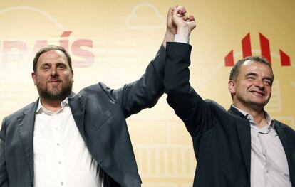 El candidato a la alcaldía de Barcelona, Alfred Bosch (d), de Esquerra Republicana de Catalunya (ERC), acompañado por el presidente de la formación Oriol Junqueras, celebra los resultados obtenidos en las elecciones municipales.