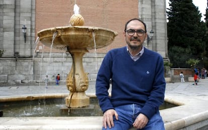 Rodolfo Serrano sentado en una fuente del distrito de La Latina.