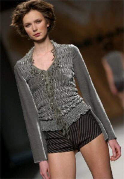 La modelo Hedvig lleva cardigan gris en terciopelo de seda y viscosa y <I>minishort</I> mil rayas en lana, diseño de  Julie Sohn.