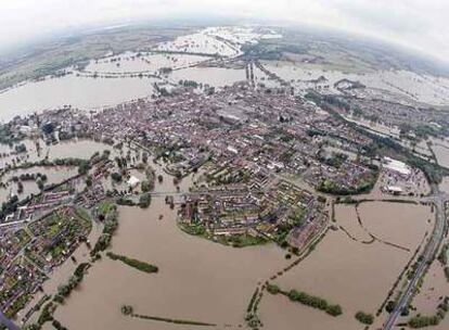Vista aérea de las inundaciones en la ciudad de Tewkesbury, en Gloucestershire, en el centro de Inglaterra.