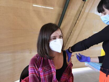 A nurse administering a dose of AstraZeneca in León.