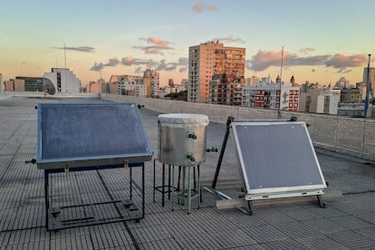 Instalación de termo tanques en su etapa de prueba, en Buenos Aires.