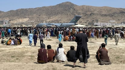 Cientos de afganos rodeaban este lunes un avión militar de transporte de EE UU en el aeropuerto de Kabul.