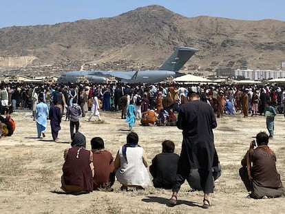 Cientos de afganos rodeaban este lunes un avión militar de transporte de EEUU en el aeropuerto de Kabul.