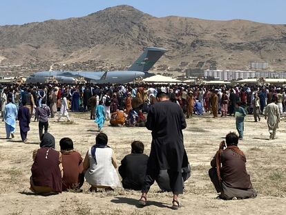 Cientos de afganos rodeaban este lunes un avión militar de transporte de EE UU en el aeropuerto de Kabul.