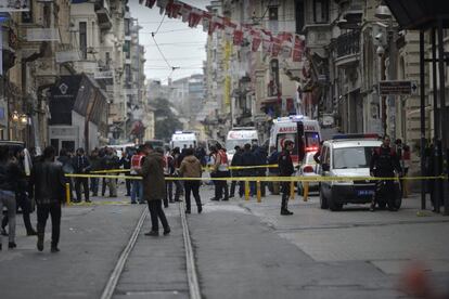 La policía turca ha enviado circulares a sus comisarías de todo el país alertando sobre la posible presencia en Turquía de siete militantes ligados a una coalición recientemente formada por el grupo armado kurdo PKK y otras nueve organizaciones de extrema izquierda, que habrían planeado cometer atentados suicidas contra las fuerzas de seguridad turcas.