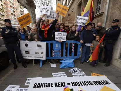 Protestantes y sus pancartas junto al juzgado de Pal.a