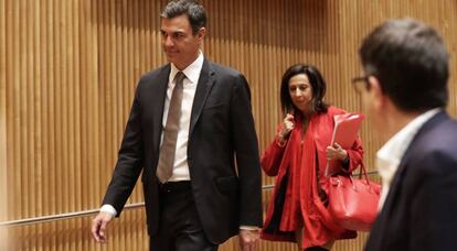 Pedro Sánchez y Margarita Robles, el lunes, durante la reunión del Grupo Parlamentario Socialista en el Congreso.