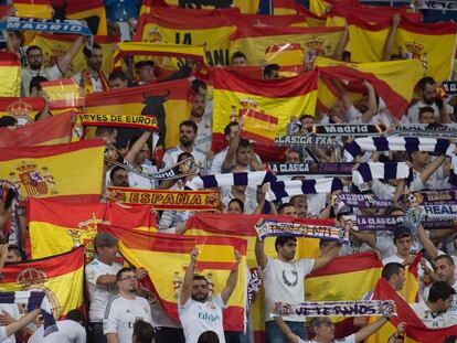 Parte del p&uacute;blico del partido entre el Real Madrid y el Espa&ntilde;ol en el Santiago Bernabeu, este domingo.