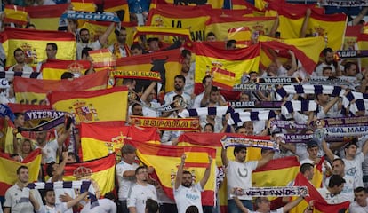 Parte del p&uacute;blico del partido entre el Real Madrid y el Espa&ntilde;ol en el Santiago Bernabeu, este domingo.