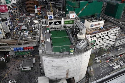 Campo de fútbol en la azotea de un centro comercial en Tokio (Japón).





