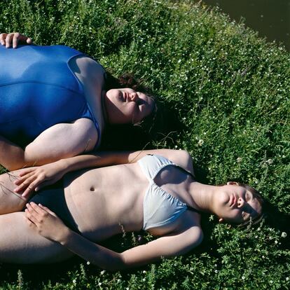 Un trabajo fotográfico dedicado a las vivencias de dos primas en el entorno rural de Argentina.