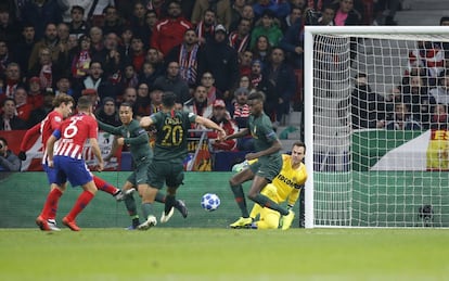 Antoine Griezmann dispara a portería en la jugada del segundo gol del Atleti.