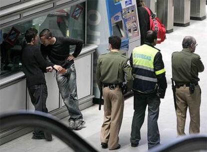 Vigilantes del metro madrileño.