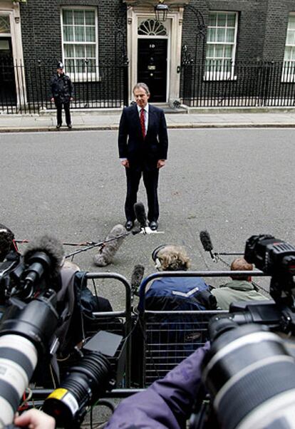 Tony Blair anuncia la convocatoria de elecciones en la puerta del 10 de Downing Street.