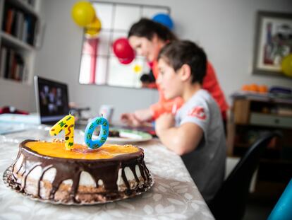 Un niño celebra su cumpleaños, y habla con sus amigos por videoconferencia, durante el confinamiento por coronavirus en Madrid.