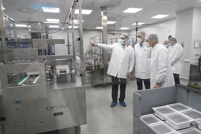 Pedro Sánchez (en el centro), visitaba el jueves los laboratorios ROVI, que fabricará viales para las vacunas.