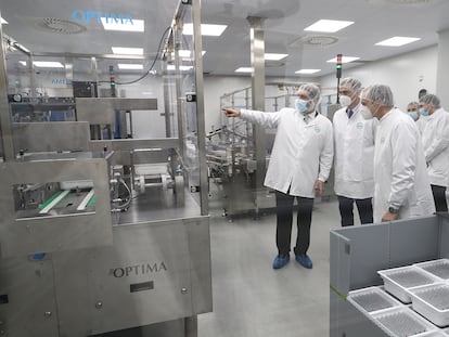 Pedro Sánchez (en el centro), visitaba el jueves los laboratorios ROVI, que fabricará viales para las vacunas.