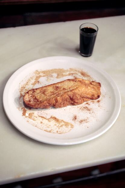 En la Taberna Antonio Sánchez sirven la torrija de leche con vino de consagrar.