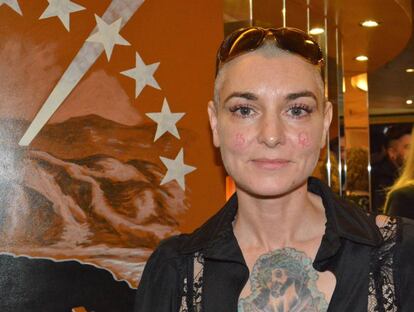 Sinéad O'Connor, con el que parece una réplica del Ecce Homo de Borja tatuado en el pecho.