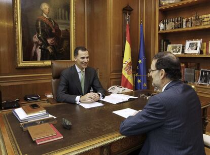 El Rey despacha con el presidente Mariano Rajoy en su despacho de La Zarzuela el 20 de junio del año pasado, al día siguiente de su proclamación.