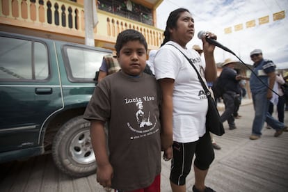 Erica de la Cruz Pascual, esposa del normalista Adan Abrajan de la Cruz, y su hijo José Ángel durante una manifestación por la presentación con vida de los 43 normalistas desaparecidos en Iguala. Tixtla, Guerrero (México).