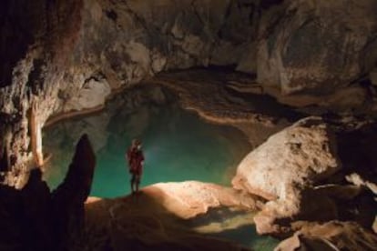 Un guía en el interior de la cueva de Sumaging, cerca de Sagada (Filipinas).