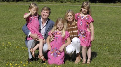 Guillermo y M&aacute;xima, con sus tres hijas.