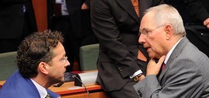 Jeroen Dijsselbloem, con el ministro de Finanzas alemán, Wolfgang Schäuble