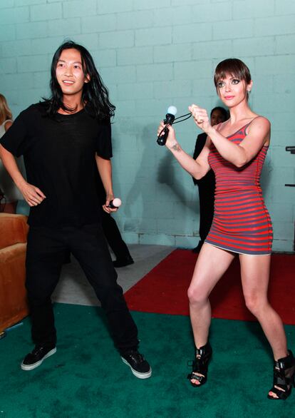  

	Playstation Move Party
	Alexander Wang y Christina Ricci. ¿Qué hacen el diseñador Alexander Wang y la actriz Christina Ricci con sendos micros y en unas posturas tan imposibles? Pues disfrutar de un cóctel que ofreció Sony para promocionar un nuevo juego que combina baile y canciones. Parecían dos auténticas estrellas del karaoke.