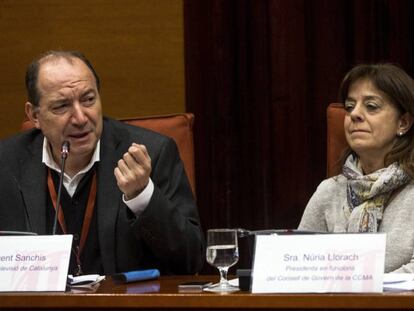 Vicent Sanchis, director de TV3, y Núria Llorach, presidenta en funciones de la CCMA, en el Parlament.