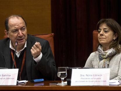Vicent Sanchis, director de TV3, Núria Llorach, presidenta en funciones de la CCMA en el Parlament.