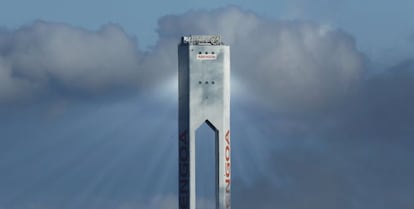 Una torre perteneciente a la plata Solucar, en Sanlucar la Mayor de Abengoa.