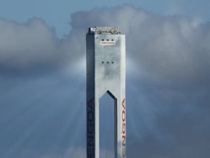 Una torre perteneciente a la plata Solucar, en Sanlucar la Mayor de Abengoa.