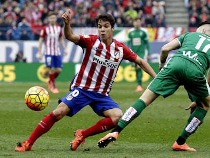 Óliver trata de zafarse de Juanca en el último Atlético-Eibar.