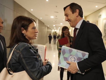 Los portavoces parlamentarios del PSOE y PP, Adriana Lastra y Rafael Hernando. 
