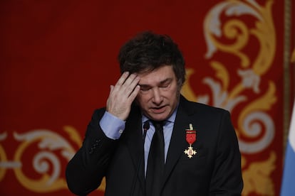 Javier Milei wears the medal presented by Isabel Díaz Ayuso.