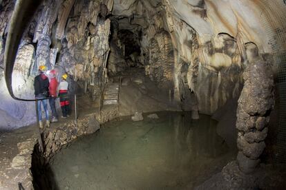 El agua ha ido erosionando la roca y ha ido disolviendo pequeñísimas cantidades del carbonato cálcico que forman el macizo de la cueva.