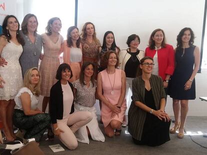 Las seis ponentes del evento posan con algunas de las mujeres miembros de la Asociación Women in a Legal World, ayer en la sede del despacho DLA Piper. 