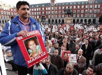 Juan José Cortés, el padre de Mari Luz, la niña desparecida en la provincia de Huelva el pasado 13 de enero, sostiene un cartel con la foto de su hija en la concentración celebrada esta tarde en la Plaza Mayor de Madrid.