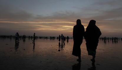 Mucha gente camina al atardecer por la playa de Chowpatty en Bombay, India. De acuerdo con 'The Telegraph', la natación se debe evitar ya que este es uno de los mares más contaminados del mundo. Al igual que la polución del aire, la del agua puede causar muchas enfermedades, especialmente en aquellos que tienen un sistema inmune débil.