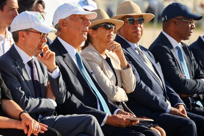 De izquierda a derecha, el alcalde de Lisboa, Carlos Moedas; el presidente portugués, Marcelo Rebelo de Sousa; la esposa del primer ministro, Fernanda Tadeu, y el primer ministro, António Costa, durante la misa que despidió este domingo la JMJ en el Parque del Tajo, en Lisboa.