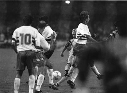 Koeman cuela el balón entre la barrera y marca el gol que batió al Sampdoria en 1992.