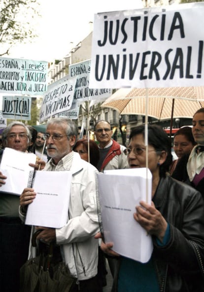 La Plataforma contra la Impunidad del Franquismo presenta firmas a favor de Garzón en la Audiencia Nacional de Madrid