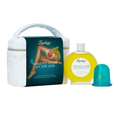 La celulitis no se elimina, pero se mejora y este kit de Legology es justo para eso. Targeted Leg Detox Kit consta de dos productos que, si por separado son eficaces, juntos ta multiplican su efecto. Cellu-lite es un aceite de masaje para piernas, tripa y las zonas que concentran la celulitis con una fórmula que contiene los mismos aceites que utilizan los terapeutasa. La ventosa Circu-Lite, por su parte, permite hacer masajes al vacío en las zonas afectadas. Incluye un neceser para llevarlos a todas partes. Precio: 92 euros.