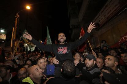 Samer Issawi es recibido en su villa por una multitud al ser liberado el 23 de diciembre pasado.