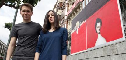 Ander Gómez y Nekane Manrique ante una de las obras expuestas en las Juntas Generales de Bizkaia. 