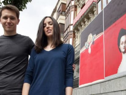 Ander Gómez y Nekane Manrique ante una de las obras expuestas en las Juntas Generales de Bizkaia. 