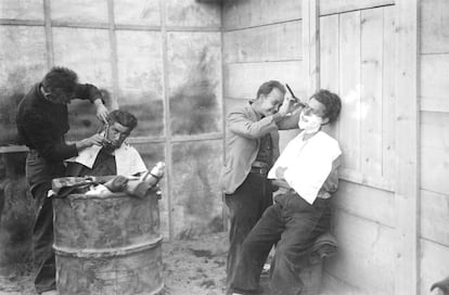 Dos hombres en pleno afeitado durante su estancia en el campo de Barcarès en 1939. 