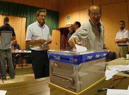 Trabajadores de RTVE votan en el referéndum para ratificar el ERE, en septiembre de 2006.